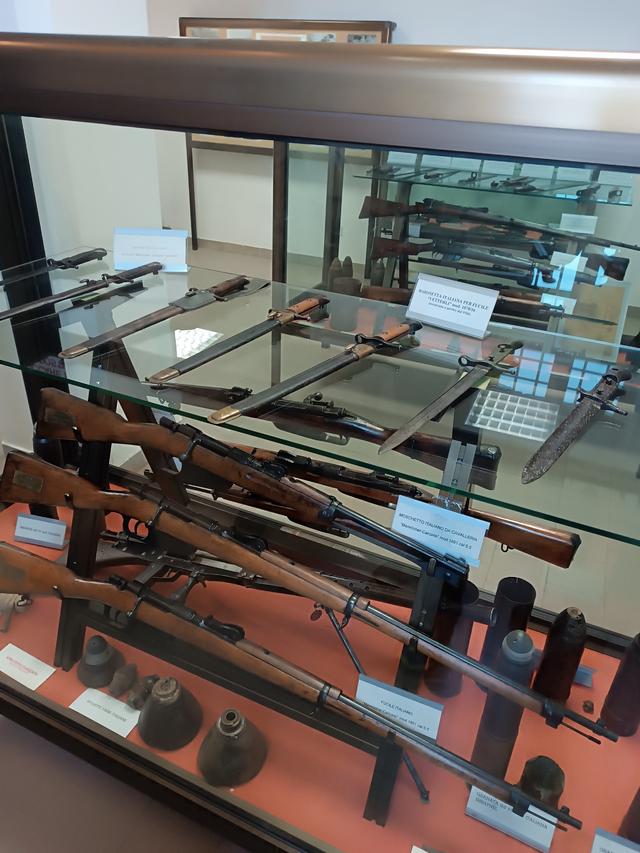 
                  
                    
                     Xiaomi 
                     2303CRA44A 
                  
                  