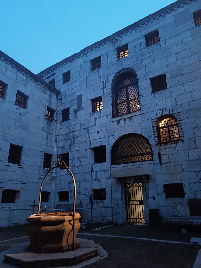 
                  
                    
                     Xiaomi 
                     2303CRA44A 
                  
                  